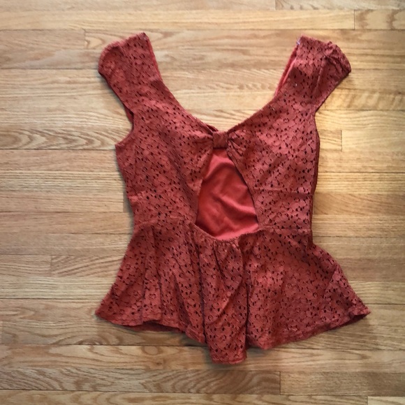 Crochet-style peplum top - Picture 4 of 4